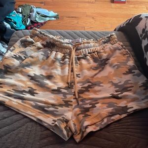 camo shorts Size M